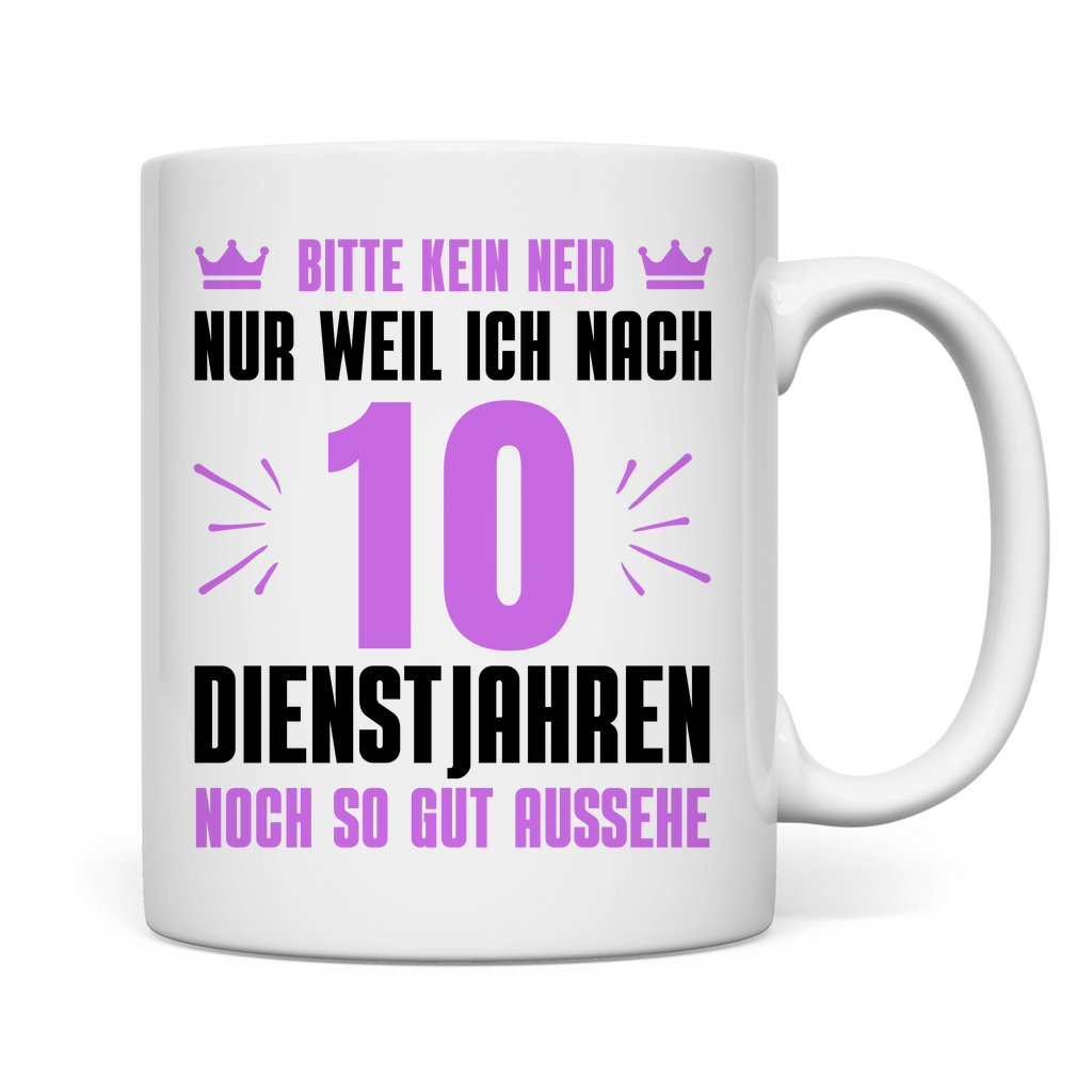 Tasse "Nach 10 Dienstjahren noch so gut aussehe" (Lila Motiv)