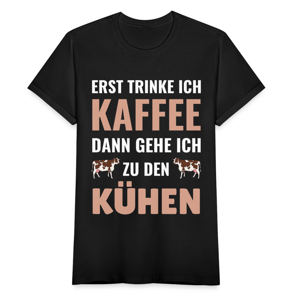 Frauen T-Shirt "Erst trinke ich Kaffee, dann gehe ich zu den Kühen" - Schwarz