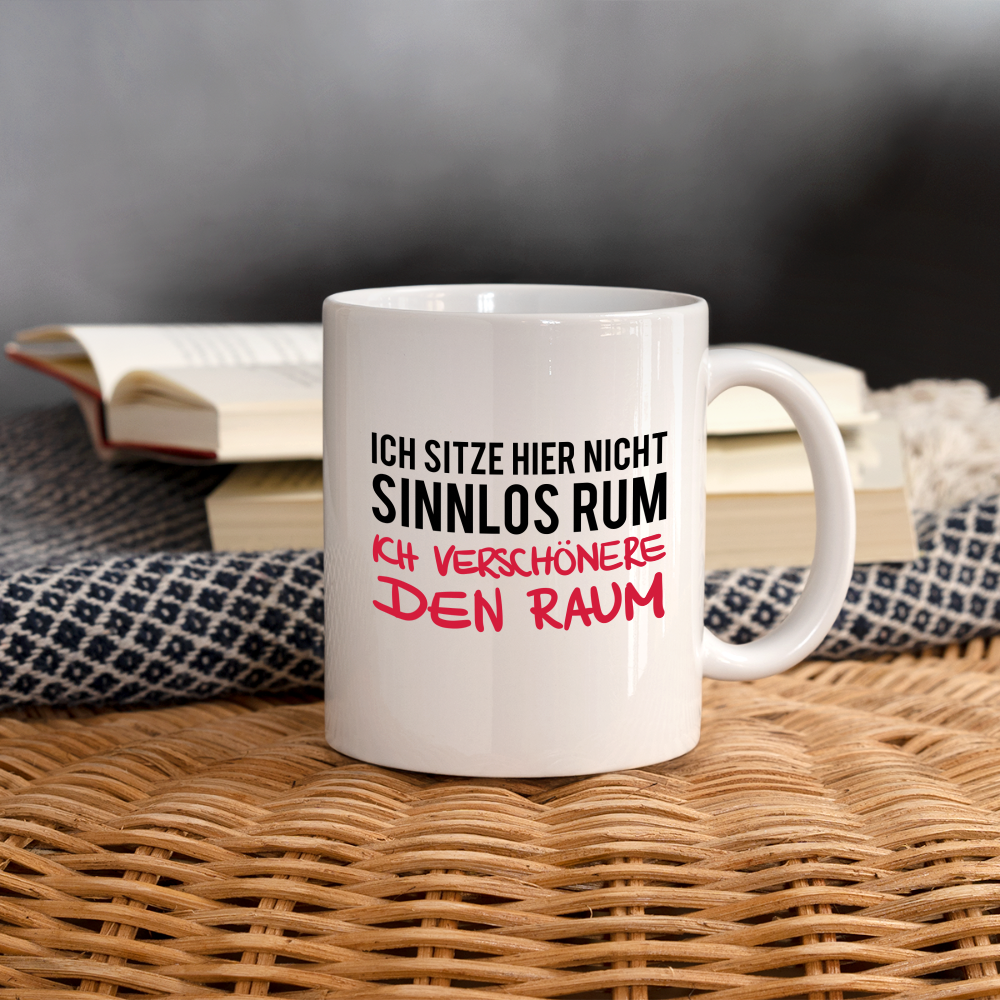 Tasse "Ich sitze hier nicht sinnlos rum, ich verschönere den Raum" - weiß