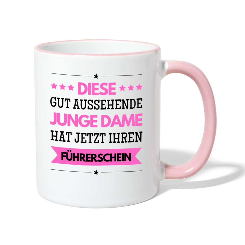 Tasse "Diese gut aussehende junge Dame hat jetzt ihren Führerschein" - Weiß/Pink
