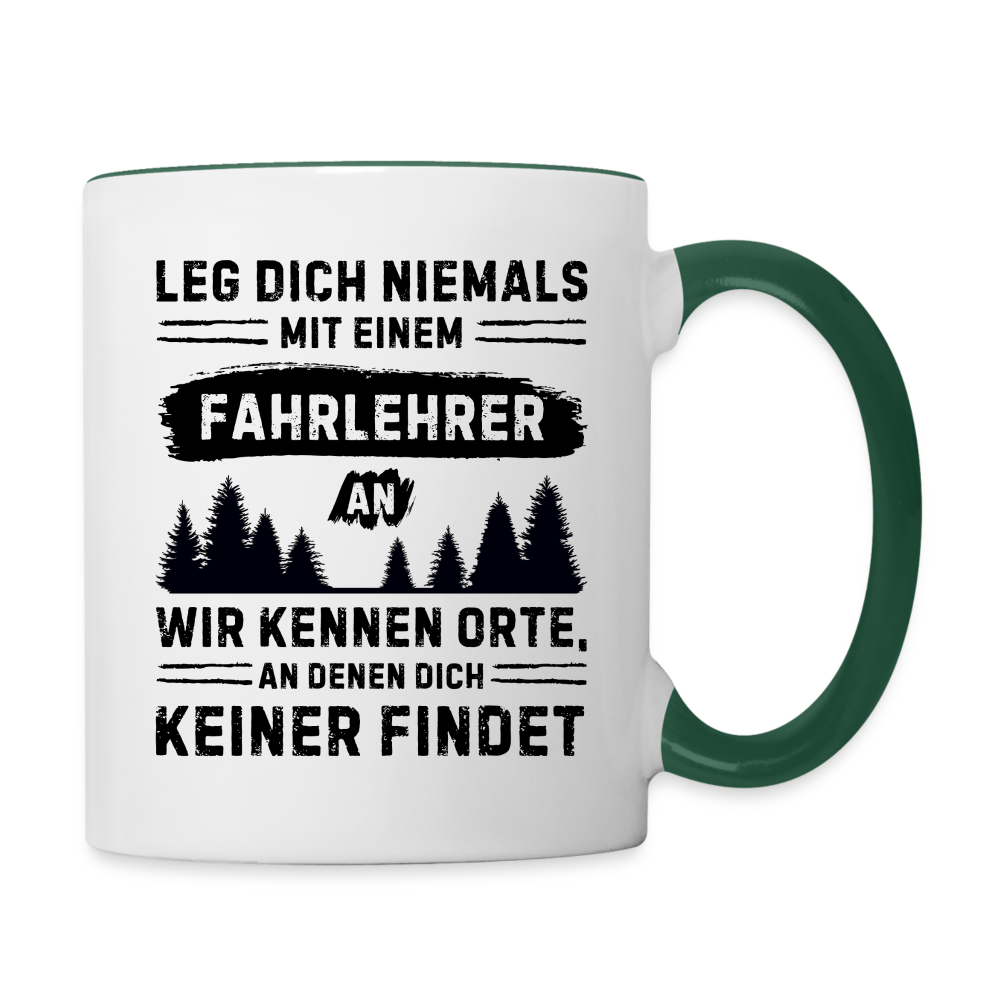Tasse "Leg dich niemals mit einem Fahrlehrer an. Wir kennen Orte, an denen dich keiner findet" - Weiß/Dunkelgrün