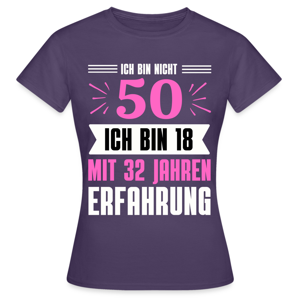 Frauen T-Shirt "Ich bin nicht 50 - Ich bin 18 mit 32 Jahren Erfahrung" (Pinkes Motiv) - Dunkellila