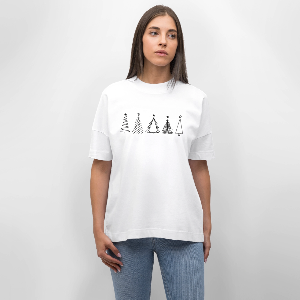 Oversize T-Shirt "Weihnachtsbäume im Handgezeichneten Stil" - Weiß