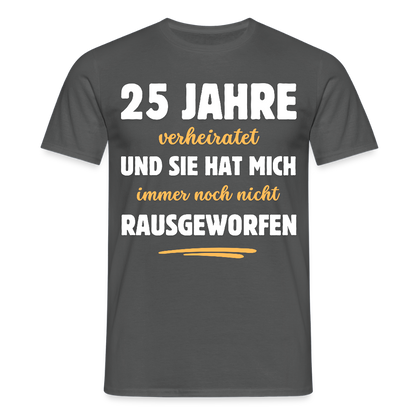 Männer T-Shirt "25 Jahre verheiratet und sie hat mich immer noch nicht rausgeworfen" - Anthrazit