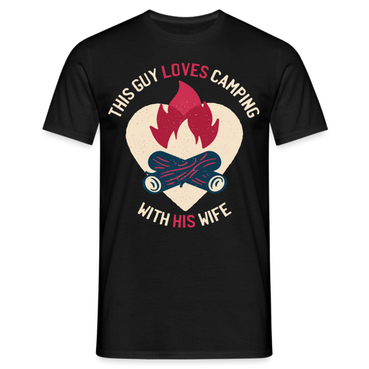 Männer T-Shirt "This guy loves camping with his wife" - Schwarz