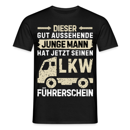 Männer T-Shirt "Dieser junge Mann hat jetzt sein LKW Führerschein" - Schwarz