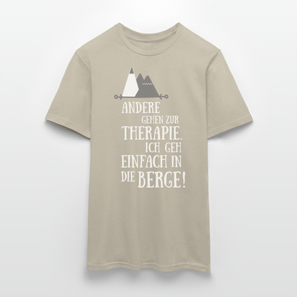 Männer T-Shirt "Andere gehen zur Therapie. Ich geh einfach in die Berge!" - Sandbeige