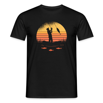 Männer T-Shirt "Angler im Sonnenuntergang" - Schwarz