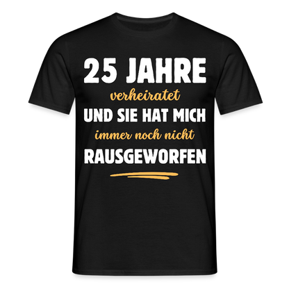 Männer T-Shirt "25 Jahre verheiratet und sie hat mich immer noch nicht rausgeworfen" - Schwarz