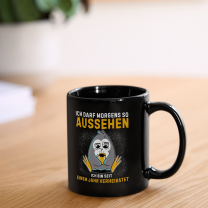 Tasse "Ich darf morgens so aussehen, ich bin seit einem Jahr verheiratet" - Schwarz