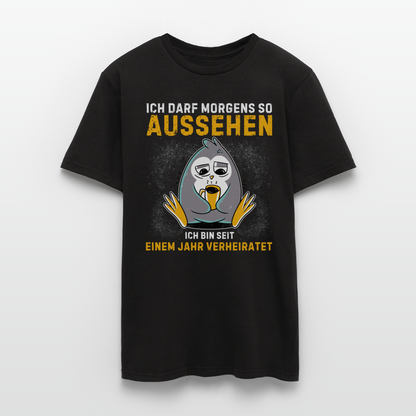 Männer T-Shirt "Ich darf morgens so aussehen, ich bin seit einem Jahr verheiratet" - Schwarz