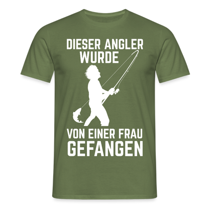 Männer T-Shirt "Dieser Angler wurde von einer Frau gefangen" - Militärgrün