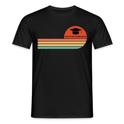Männer T-Shirt "Ab jetzt heißt es Herr Doktor" (Retro-Motiv) - Schwarz