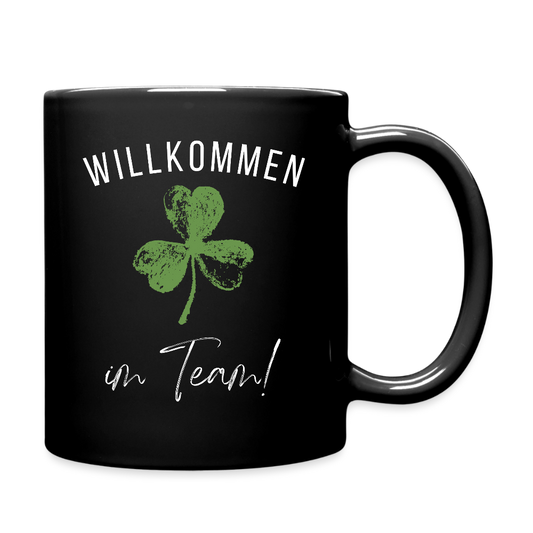 Schwarze Tasse "Willkommen im Team" (Kleeblatt) - Schwarz