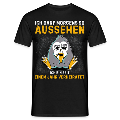 Männer T-Shirt "Ich darf morgens so aussehen, ich bin seit einem Jahr verheiratet" - Schwarz