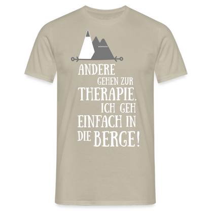 Männer T-Shirt "Andere gehen zur Therapie. Ich geh einfach in die Berge!" - Sandbeige