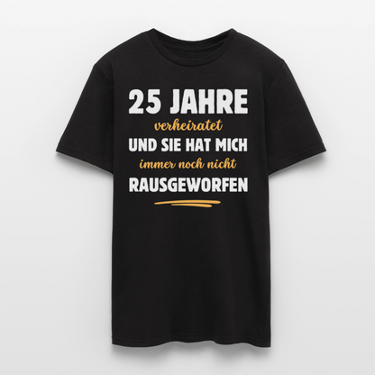 Männer T-Shirt "25 Jahre verheiratet und sie hat mich immer noch nicht rausgeworfen" - Schwarz