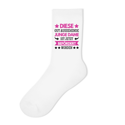 Socken "Diese gut aussehende junge Dame ist jetzt befördert worden"