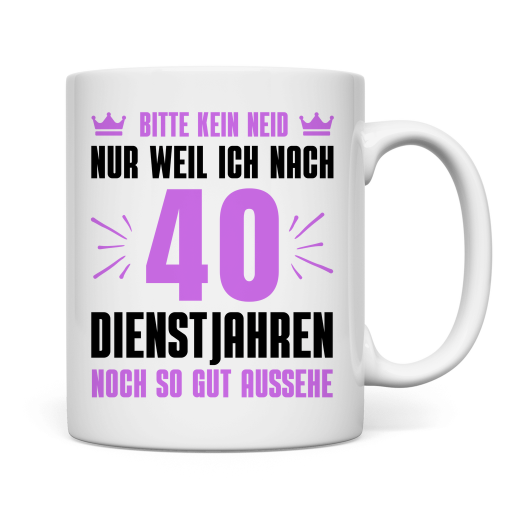 Tasse "Nach 40 Dienstjahren noch so gut aussehe" (Lila Motiv)