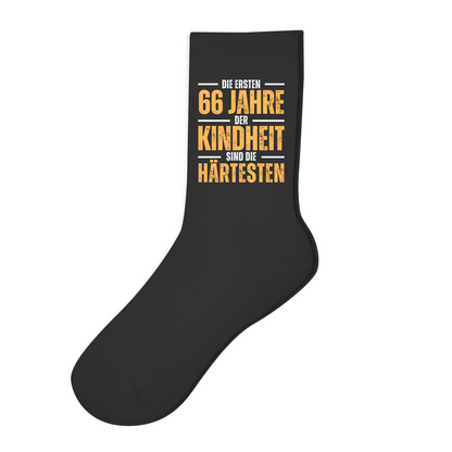 Socken "Die ersten 66 Jahre der Kindheit sind die härtesten"