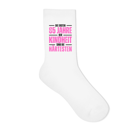 Socken "Die ersten 85 Jahre der Kindheit" (Pinkes Motiv)