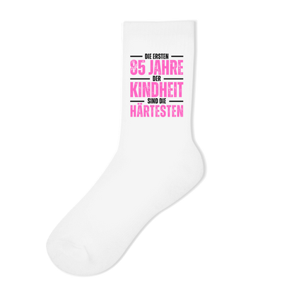 Socken "Die ersten 85 Jahre der Kindheit" (Pinkes Motiv)