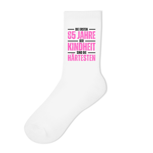 Socken "Die ersten 85 Jahre der Kindheit" (Pinkes Motiv)