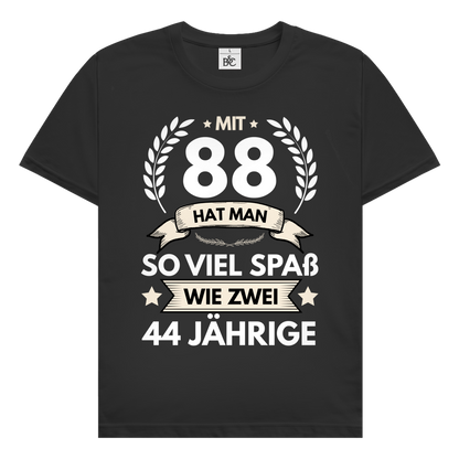 Herren T-Shirt "Mit-88 hat man so viel Spaß wie zwei 44 jährige"