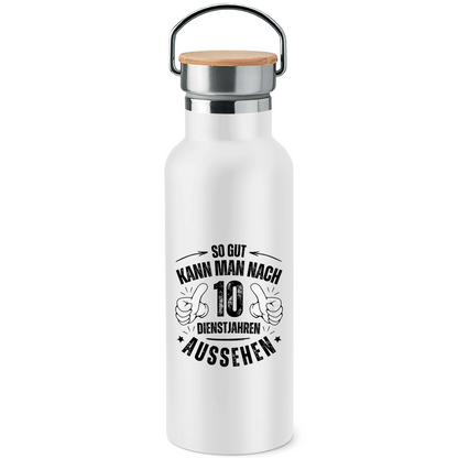 Edelstahl-Trinkflasche mit Bambusdeckel "So gut kann man nach 10 Dienstjahren aussehen"