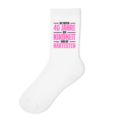 Socken "Die ersten 40 Jahre der Kindheit sind die härtesten" (Pink)