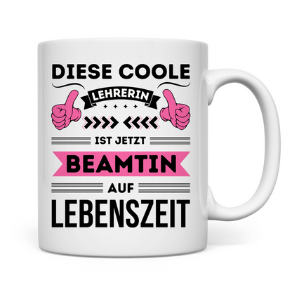 Tasse "Diese coole Lehrerin ist jetzt Beamtin auf Lebenszeit"