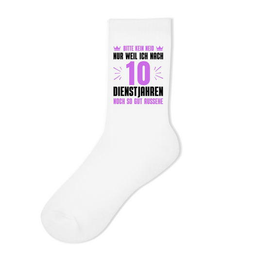 Socken "Nach 10 Dienstjahren noch so gut aussehe" (Lila Motiv)