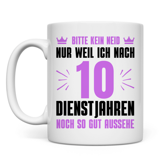 Tasse "Nach 10 Dienstjahren noch so gut aussehe" (Lila Motiv)