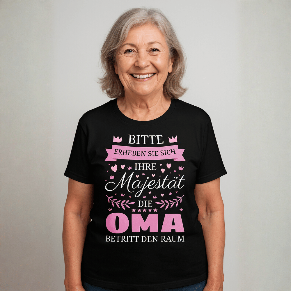 Oma T-Shirt  "Bitte erheben Sie sich, ihre Majestät, die Oma, betritt den Raum." 