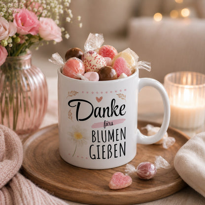Tasse "Danke fürs Blumen gießen" mit Süßigkeiten dokoriert