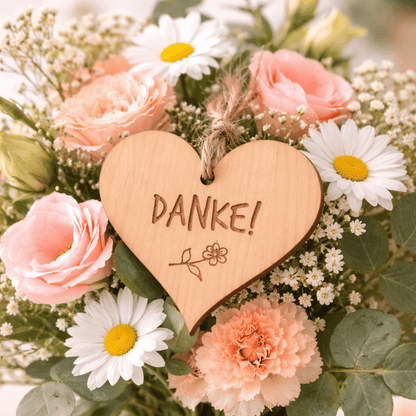 Zirbenholz-Herz mit "Danke" Gravur am Blumenstrauss