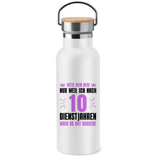 Edelstahl-Trinkflasche mit Bambusdeckel "Nach 10 Dienstjahren noch so gut aussehe" (Lila Motiv)