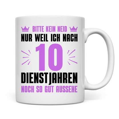 Tasse "Nach 10 Dienstjahren noch so gut aussehe" (Lila Motiv)