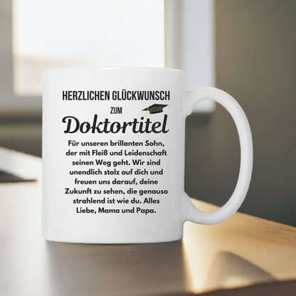 Tasse "Herzlichen Glückwunsch zum Doktortitel" (für den Sohn von den Eltern)