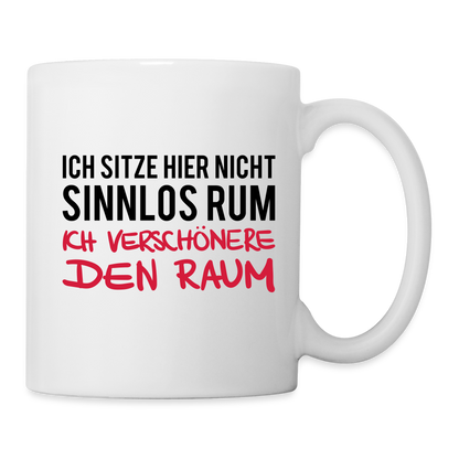 Tasse "Ich sitze hier nicht sinnlos rum, ich verschönere den Raum" - weiß