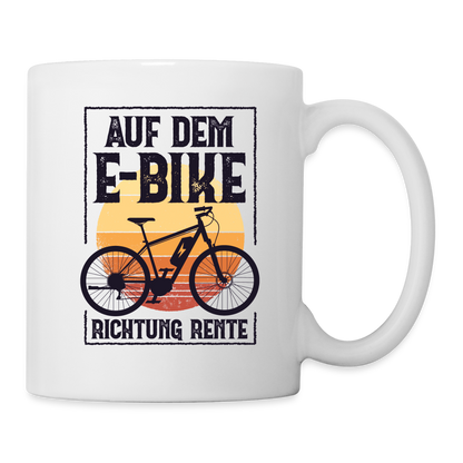 Tasse "Auf dem E-Bike Richtung Rente" - weiß