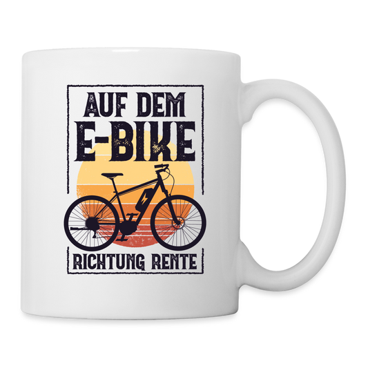 Tasse "Auf dem E-Bike Richtung Rente" - weiß