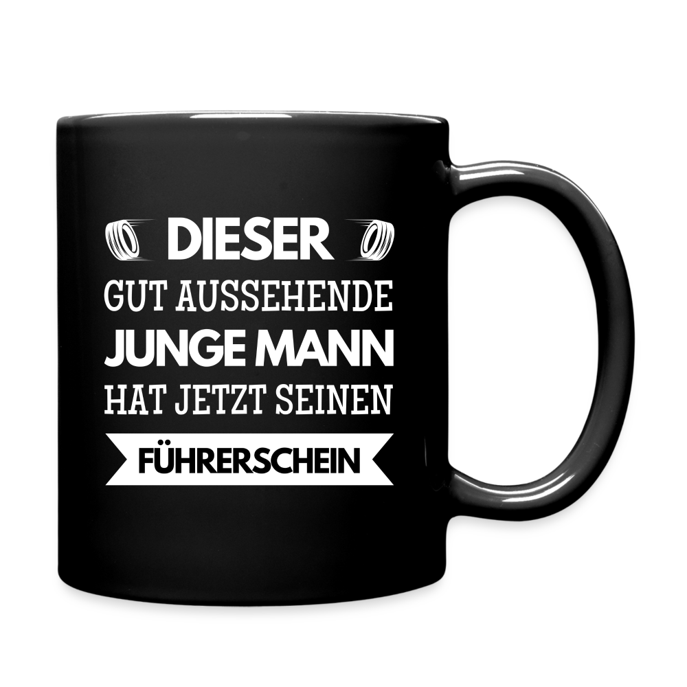 Tasse "Dieser junge gut aussehende junge Mann hat jetzt seinen Führerschein" - Schwarz