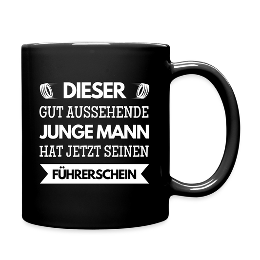 Tasse "Dieser junge gut aussehende junge Mann hat jetzt seinen Führerschein" - Schwarz