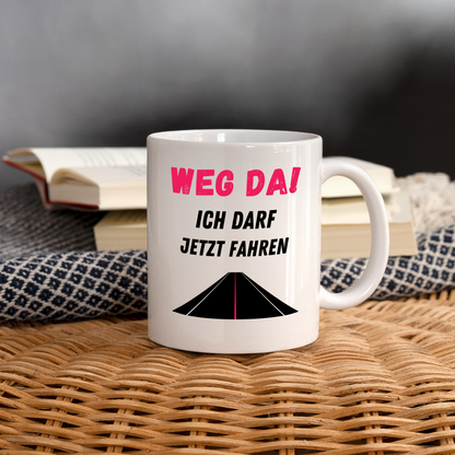 Tasse "Weg da! Ich darf jetzt fahren" - weiß