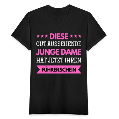 Frauen T-Shirt "Diese gut aussehende junge Dame hat jetzt ihren Führerschein" - Schwarz