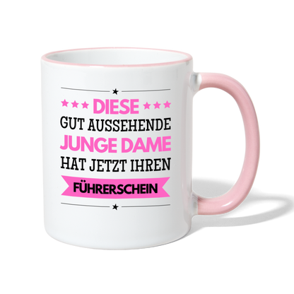 Tasse "Diese gut aussehende junge Dame hat jetzt ihren Führerschein" - Weiß/Pink