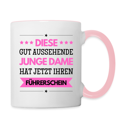 Tasse "Diese gut aussehende junge Dame hat jetzt ihren Führerschein" - Weiß/Pink