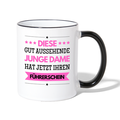 Tasse "Diese gut aussehende junge Dame hat jetzt ihren Führerschein" - Weiß/Schwarz