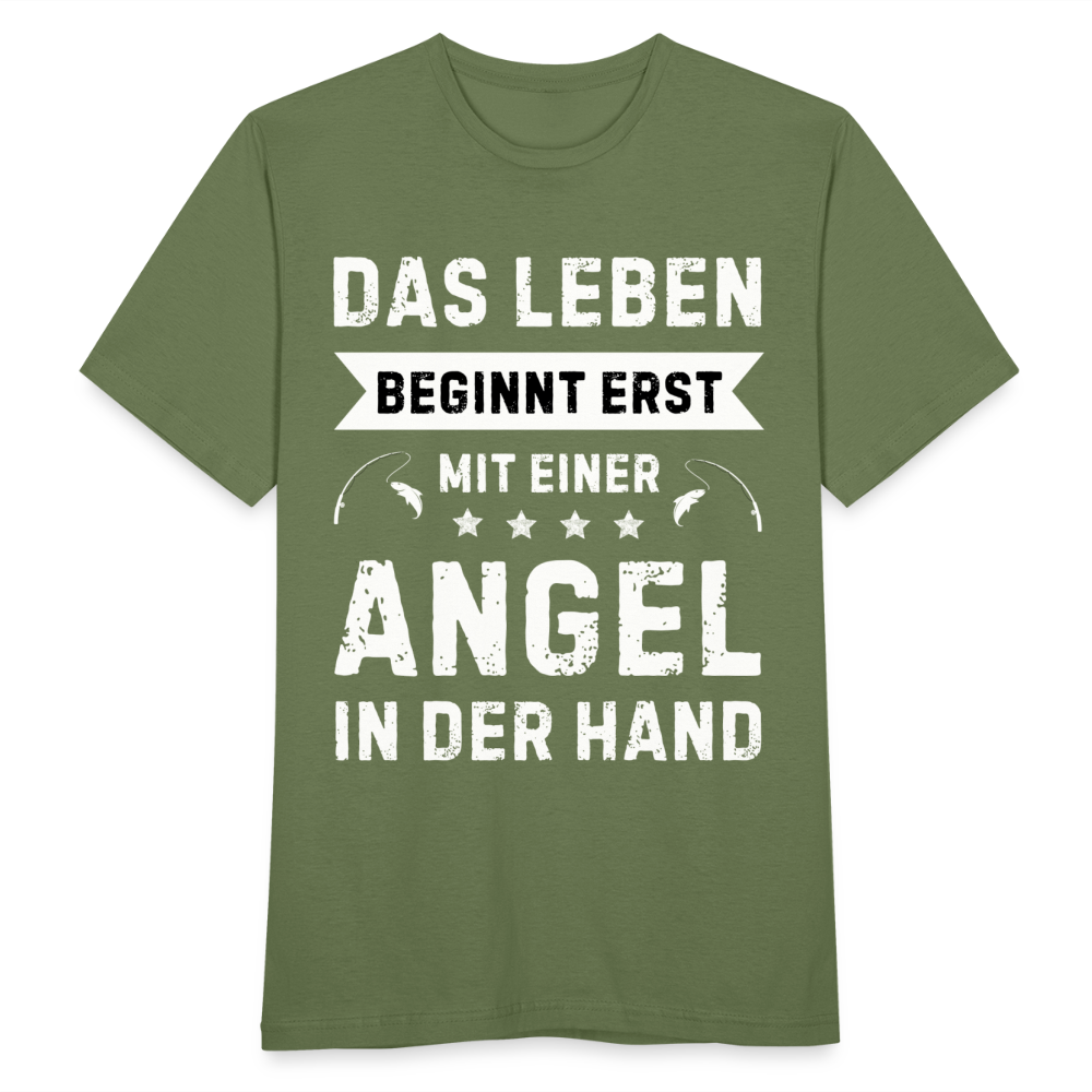 Männer T-Shirt "Das Leben beginnt erst mit einer Angel in der Hand" - Militärgrün